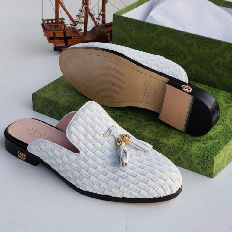 Classic white corporate Italian halve shoe.